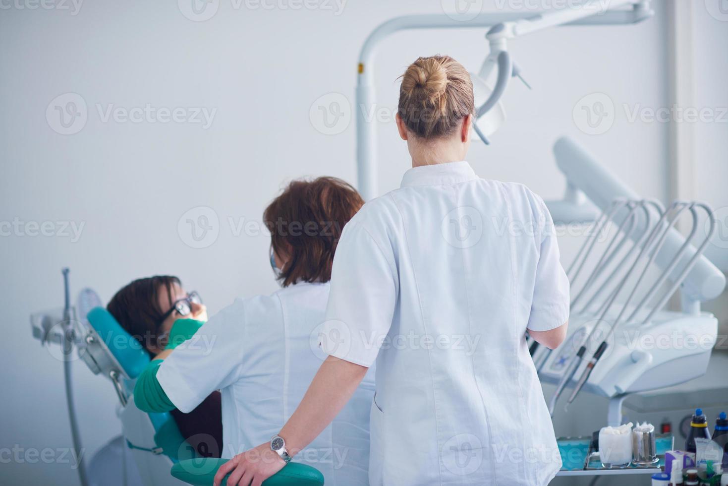 mujer paciente en el dentista foto