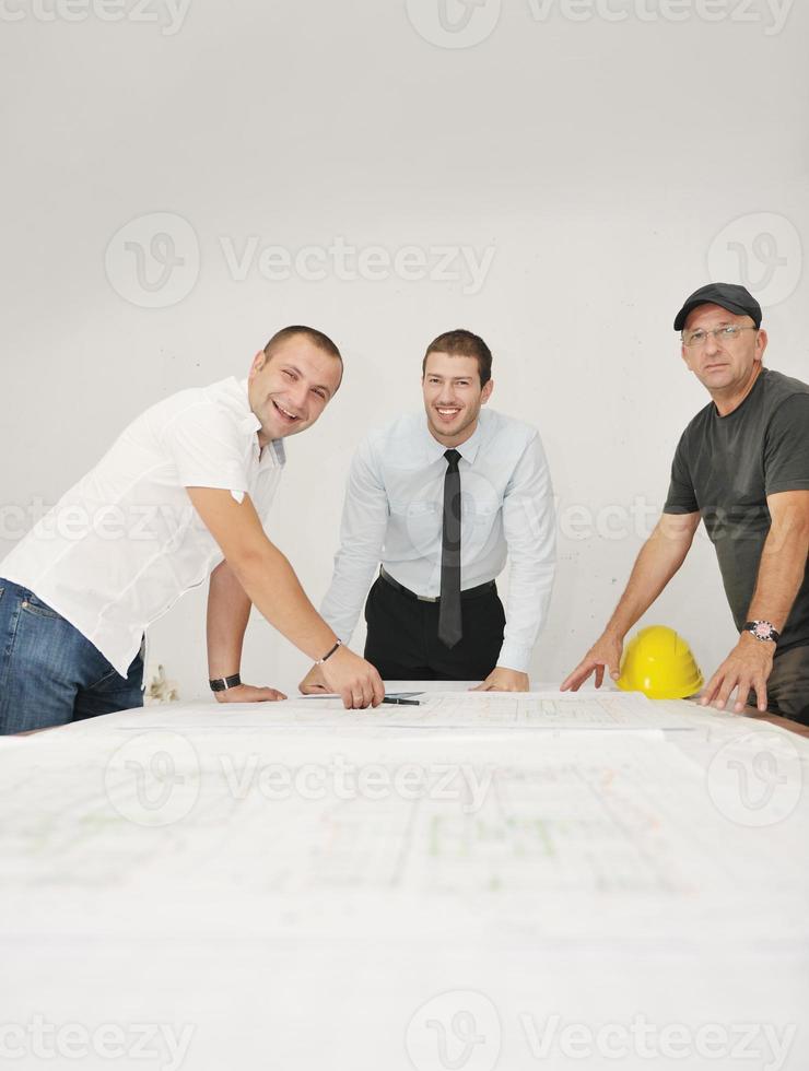 equipo de arquitectos en el sitio de construcción foto