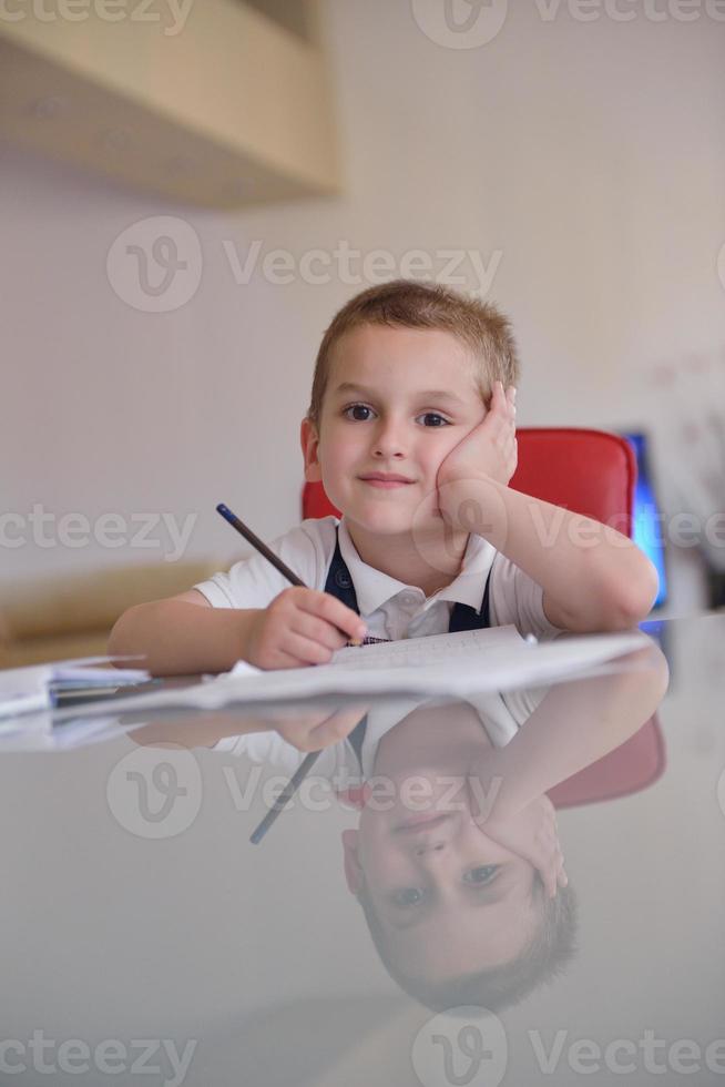 niño haciendo la tarea foto