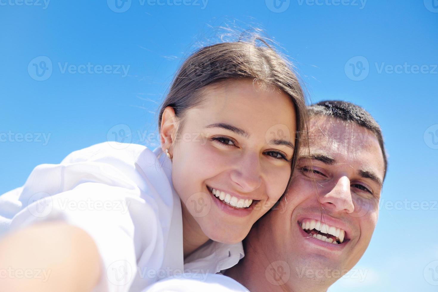 pareja feliz divertirse en la playa foto