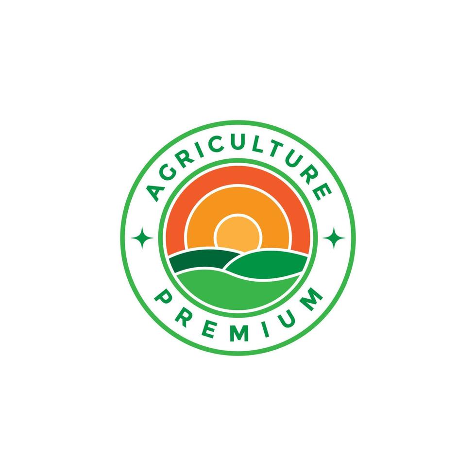 insignia colorida con campo agrícola y logotipo de puesta de sol vector