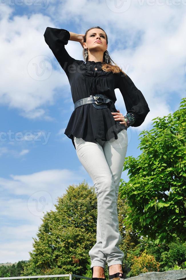 mujer feliz moda al aire libre foto