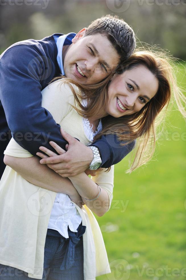 pareja feliz al aire libre foto