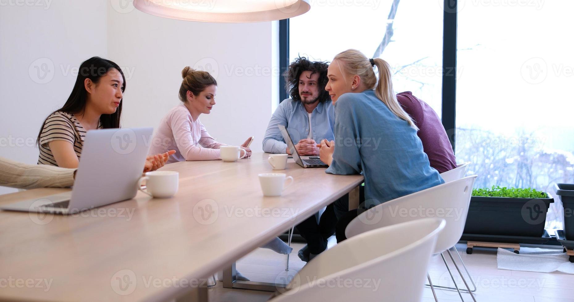 equipo de negocios de inicio en una reunión en un edificio de oficinas moderno foto