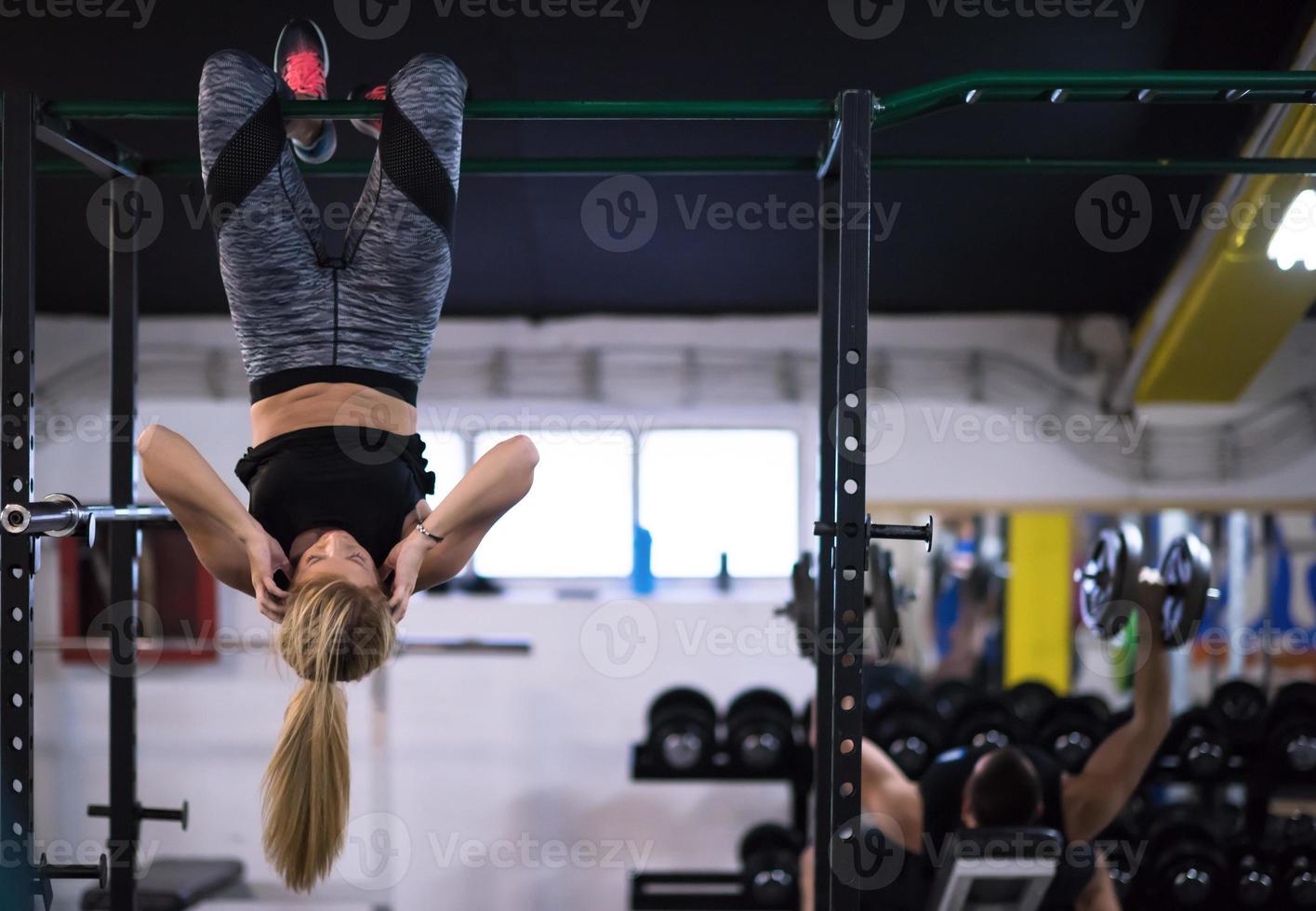 mujer haciendo ejercicios abdominales foto