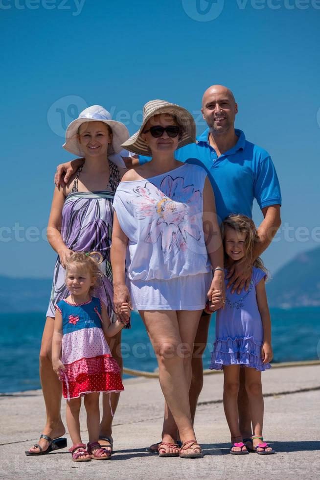 retrato de una familia feliz de varias generaciones junto al mar foto