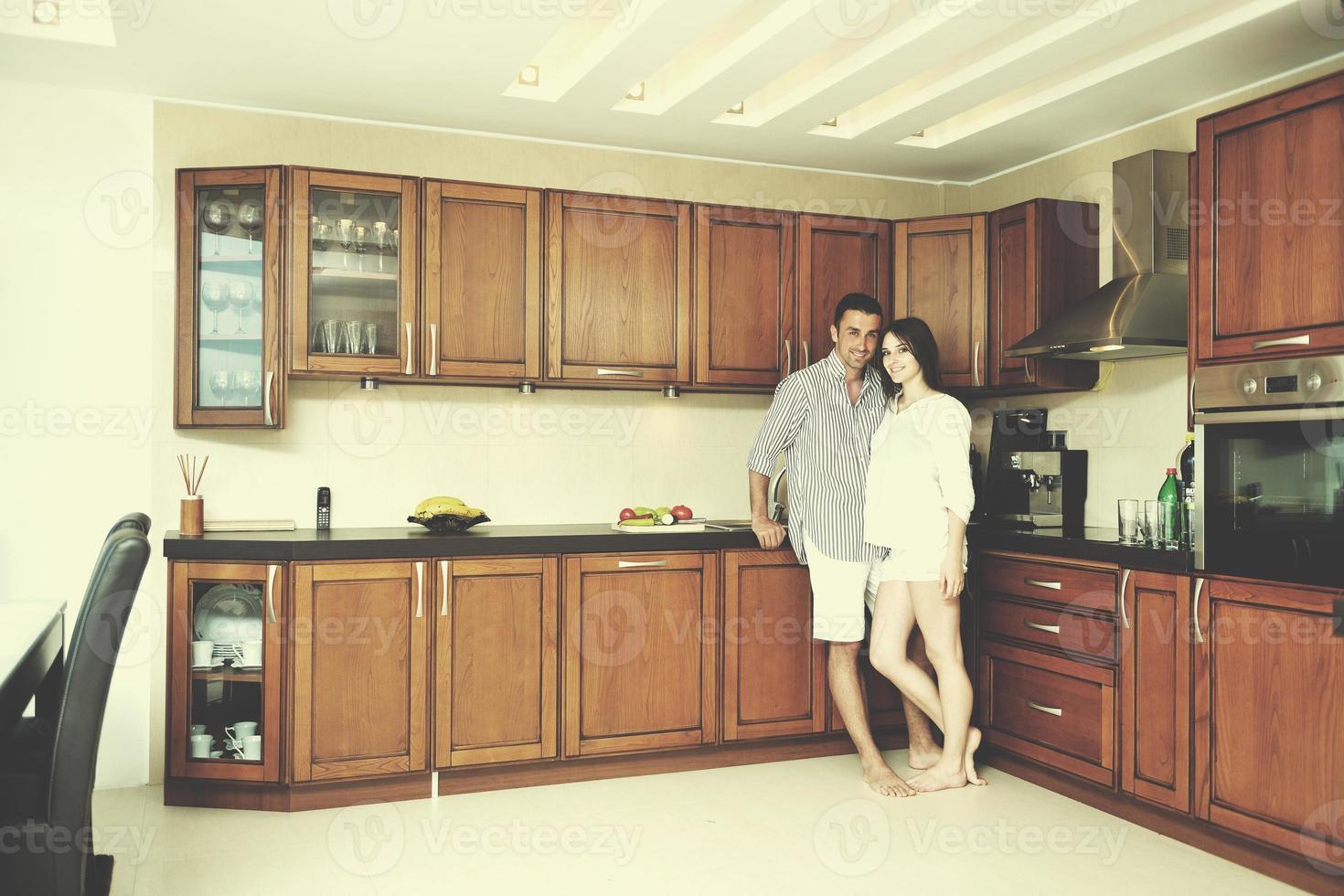 feliz pareja joven divertirse en la cocina moderna foto