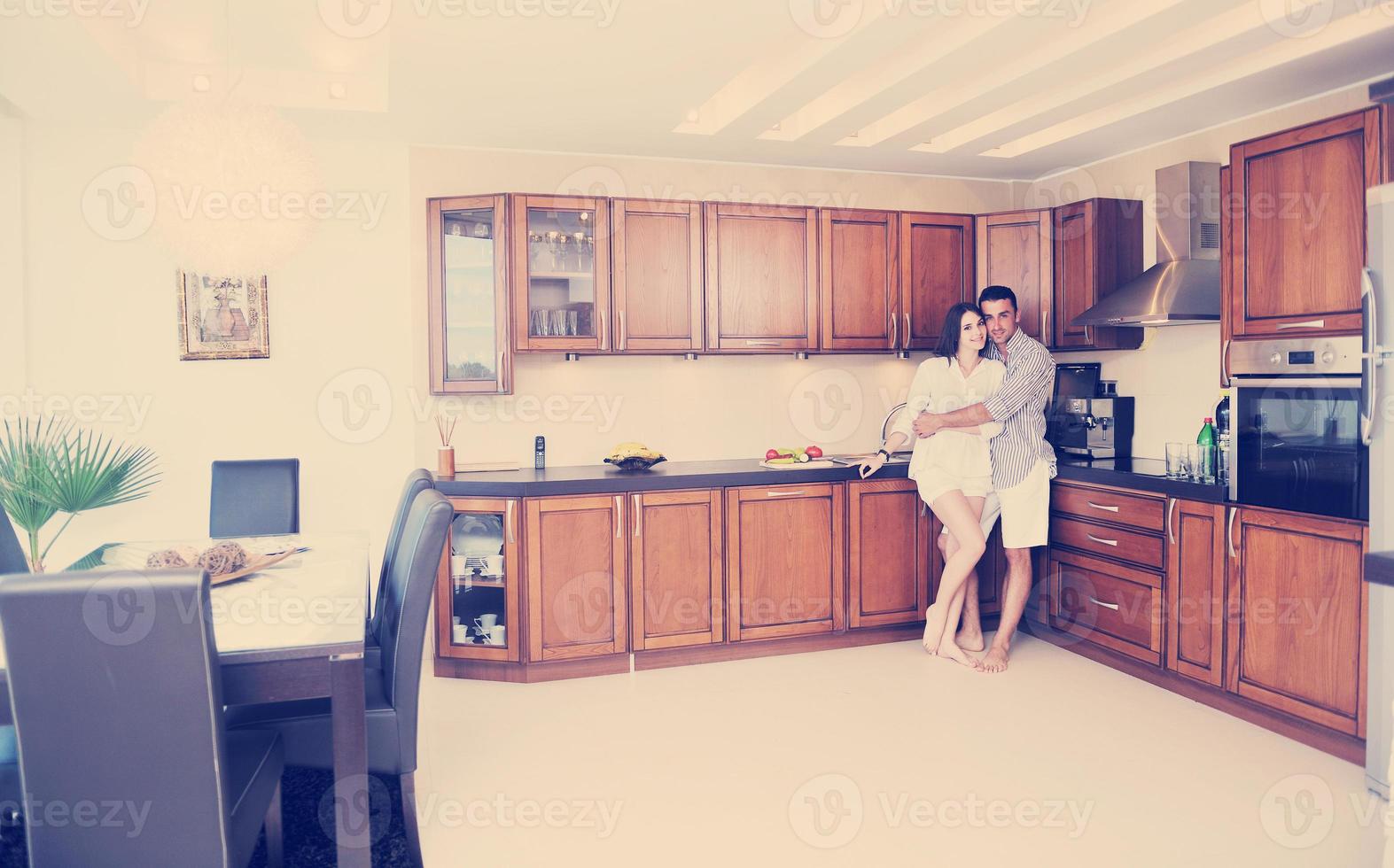 feliz pareja joven divertirse en la cocina moderna foto