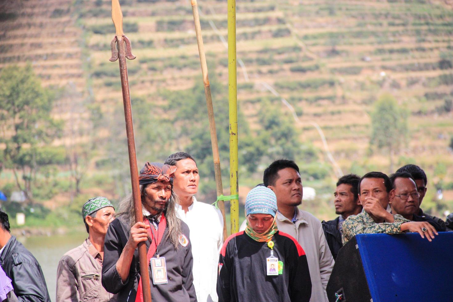 dieng, indonesia - 1 de agosto de 2015. festival cultural de dieng, los turistas siguen la procesión de rastas durante el evento del festival cultural de dieng en dieng, distrito de banjarnegara, java central foto