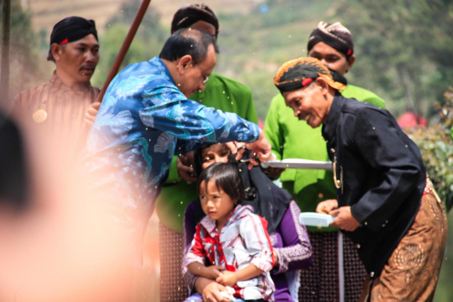 dieng, indonesia - 1 de agosto de 2015. festival cultural de dieng, los turistas siguen la procesión de rastas durante el evento del festival cultural de dieng en dieng, distrito de banjarnegara, java central foto