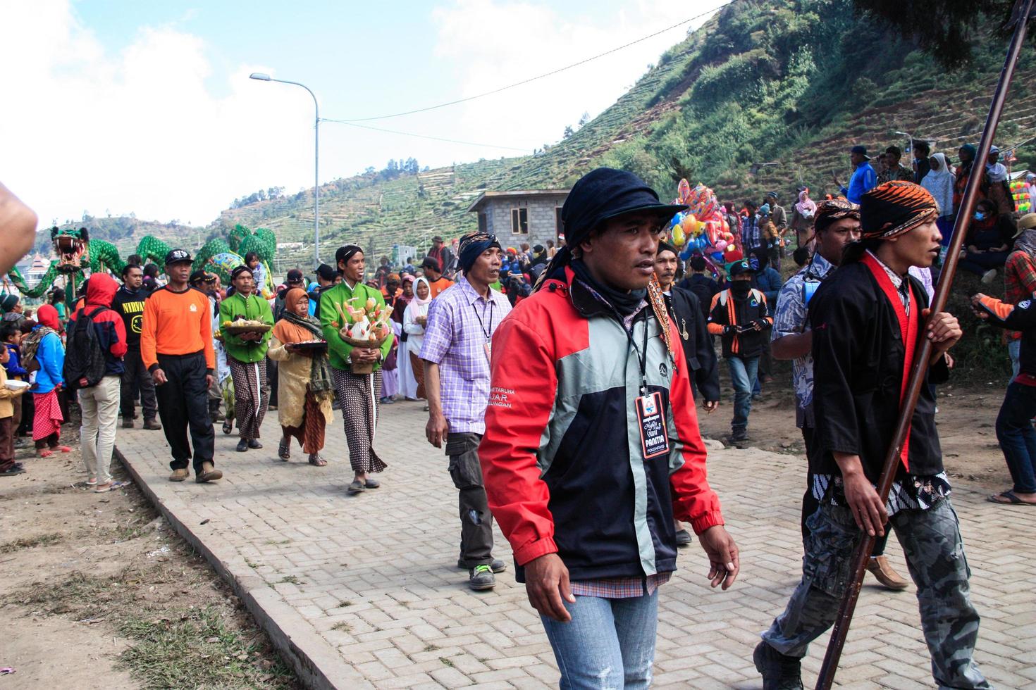 dieng, indonesia - 1 de agosto de 2015. festival cultural de dieng, los turistas siguen la procesión de rastas durante el evento del festival cultural de dieng en dieng, distrito de banjarnegara, java central foto