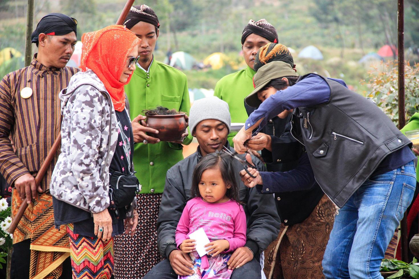 dieng, indonesia - 1 de agosto de 2015. festival cultural de dieng, los turistas siguen la procesión de rastas durante el evento del festival cultural de dieng en dieng, distrito de banjarnegara, java central foto