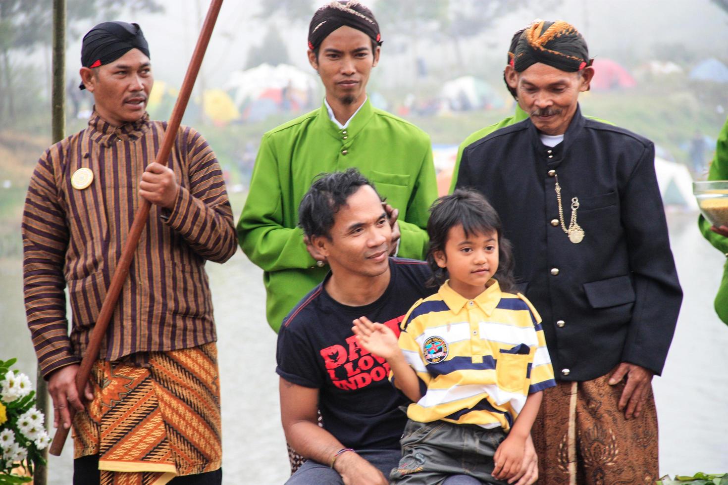 dieng, indonesia - 1 de agosto de 2015. festival cultural de dieng, los turistas siguen la procesión de rastas durante el evento del festival cultural de dieng en dieng, distrito de banjarnegara, java central foto