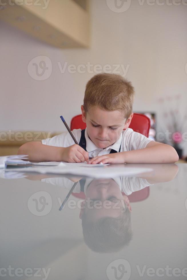 niño haciendo la tarea foto