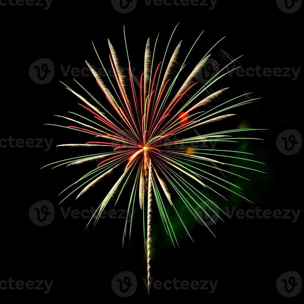 fuegos artificiales cinco - explosión de cinco fuegos artificiales en la celebración del 4 de julio en los Estados Unidos - efecto de color vibrante foto
