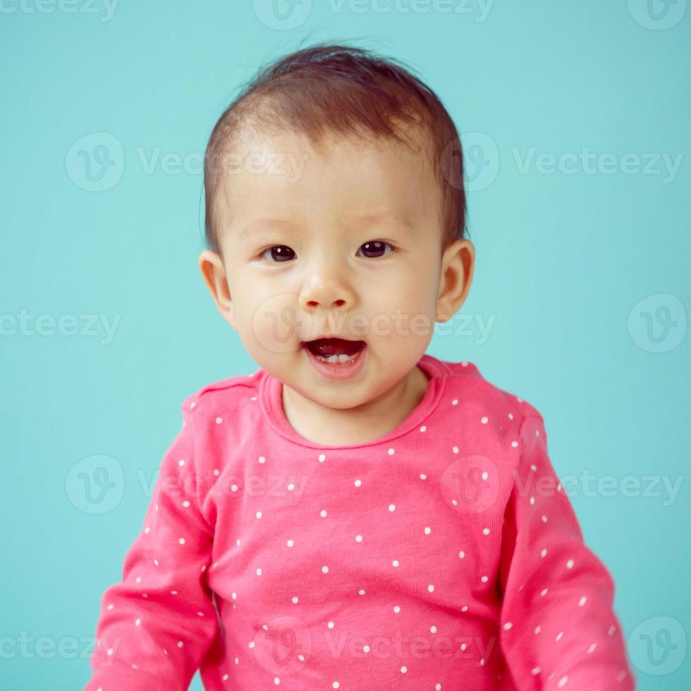 niña asiática sonriendo, foto de estudio