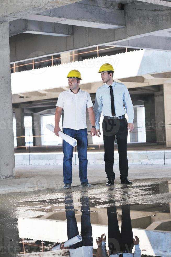 equipo de arquitectos en el sitio de construcción foto