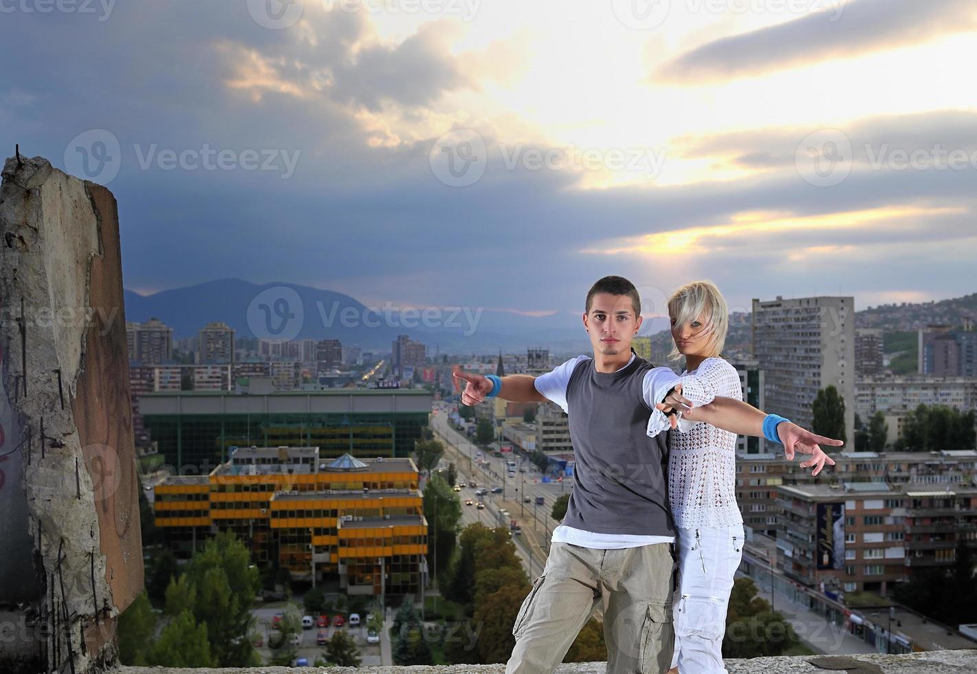 pareja urbana romántica bailando en la parte superior del edificio foto