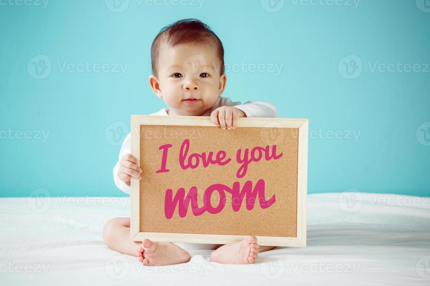 bebé escribiendo te amo mamá en la pizarra, nuevo concepto de familia, foto de estudio