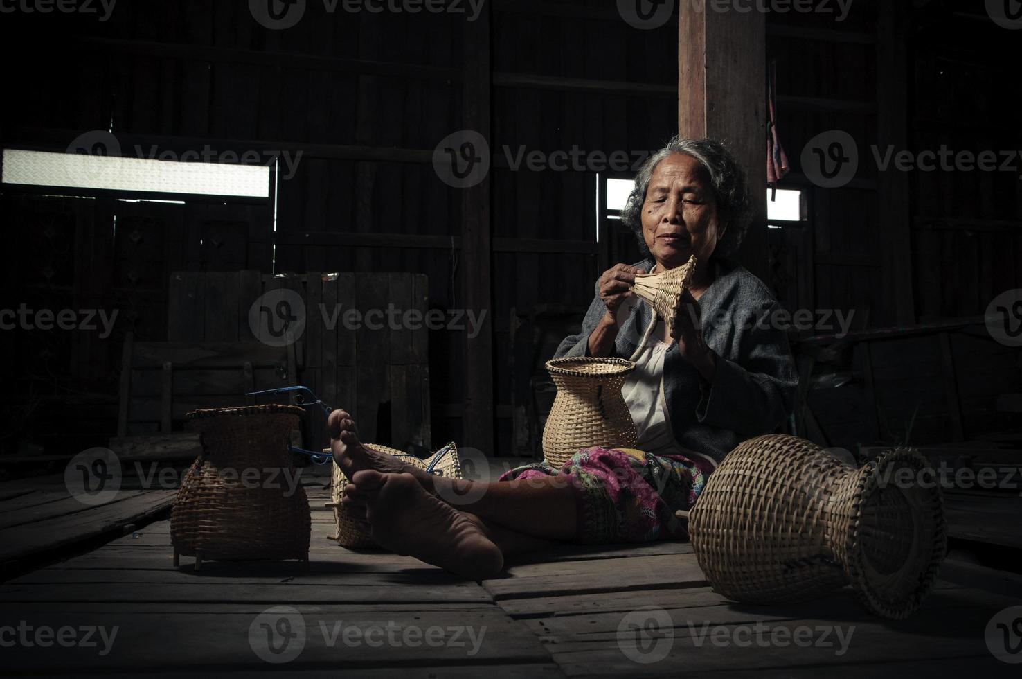 abuela asiática pescadora con la red de bambú foto