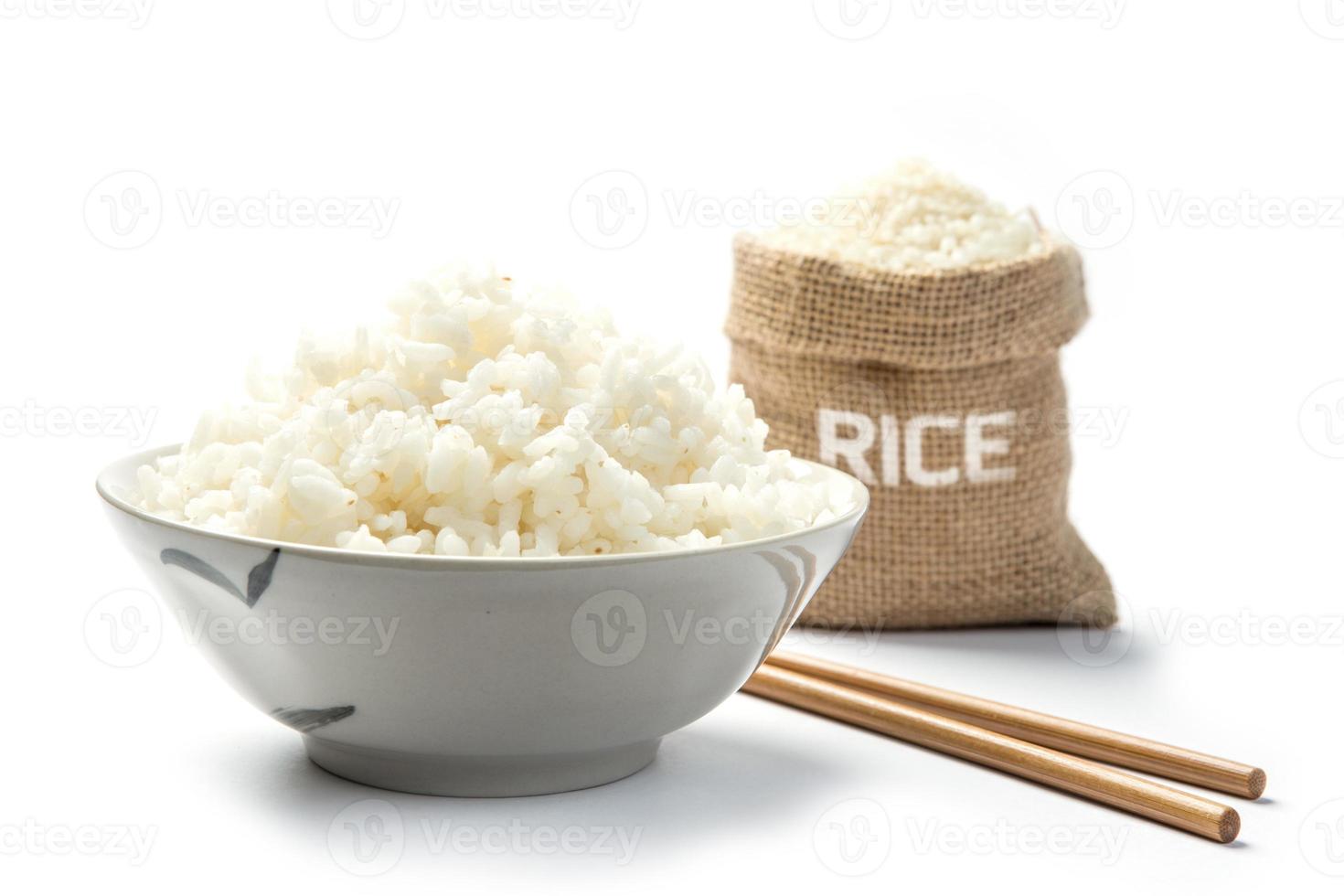 arroz japonés con palillos aislado en un fondo blanco con sombra foto