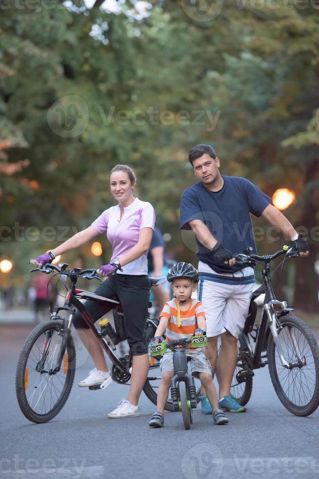 familia joven con bicicletas foto