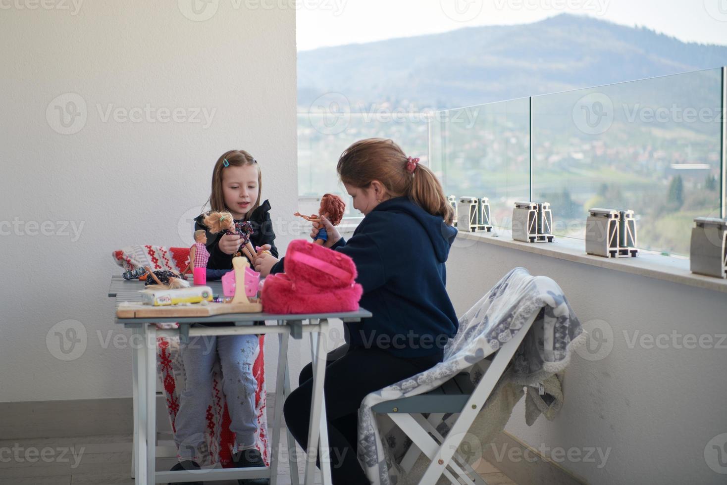 niñas jugando con muñecas foto