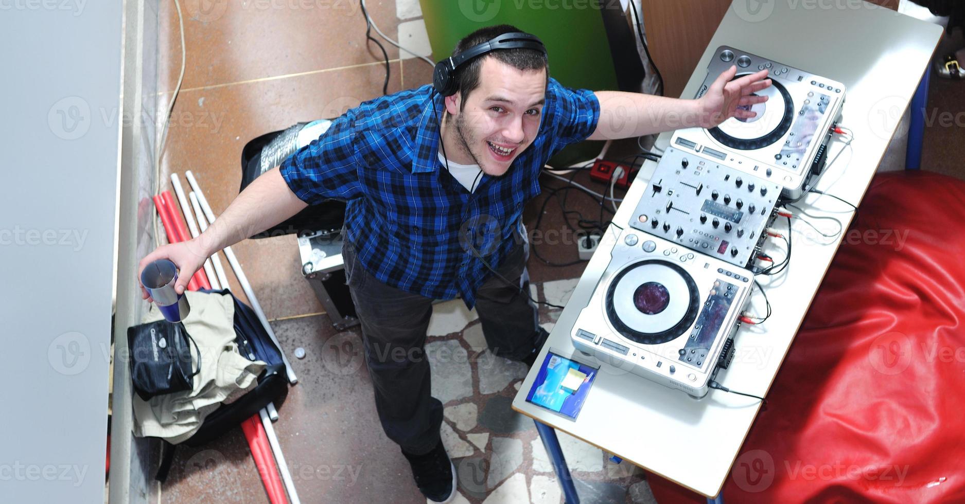 dj en evento de fiesta foto