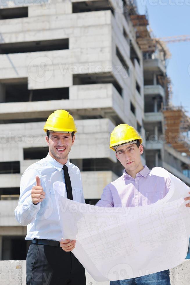 equipo de arquitectos en el sitio de construcción foto