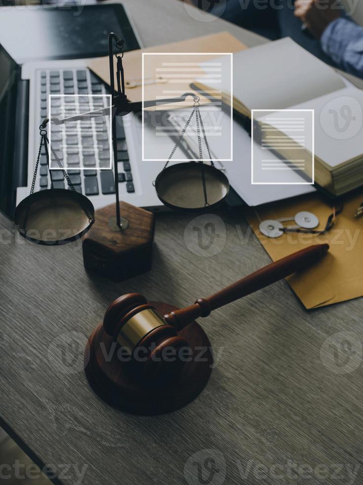 abogado masculino que trabaja con papeles de contrato y mazo de madera en tabel en la sala del tribunal. justicia y derecho, abogado, juez de la corte, concepto. foto