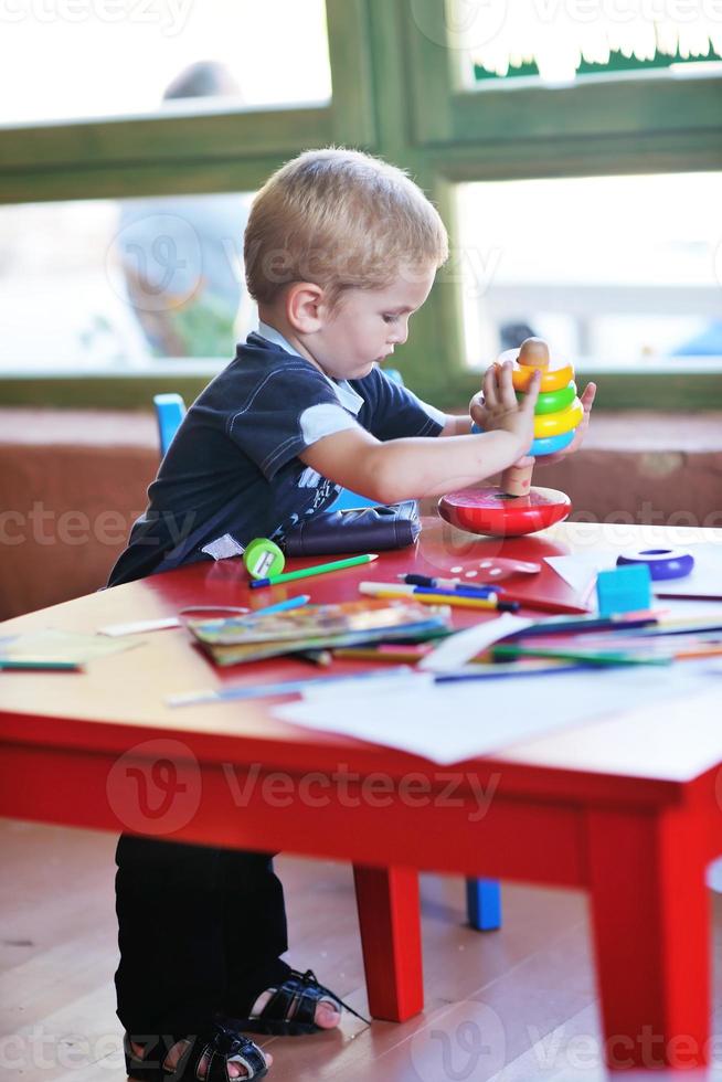 lindo niño pequeño juega y diviértete foto