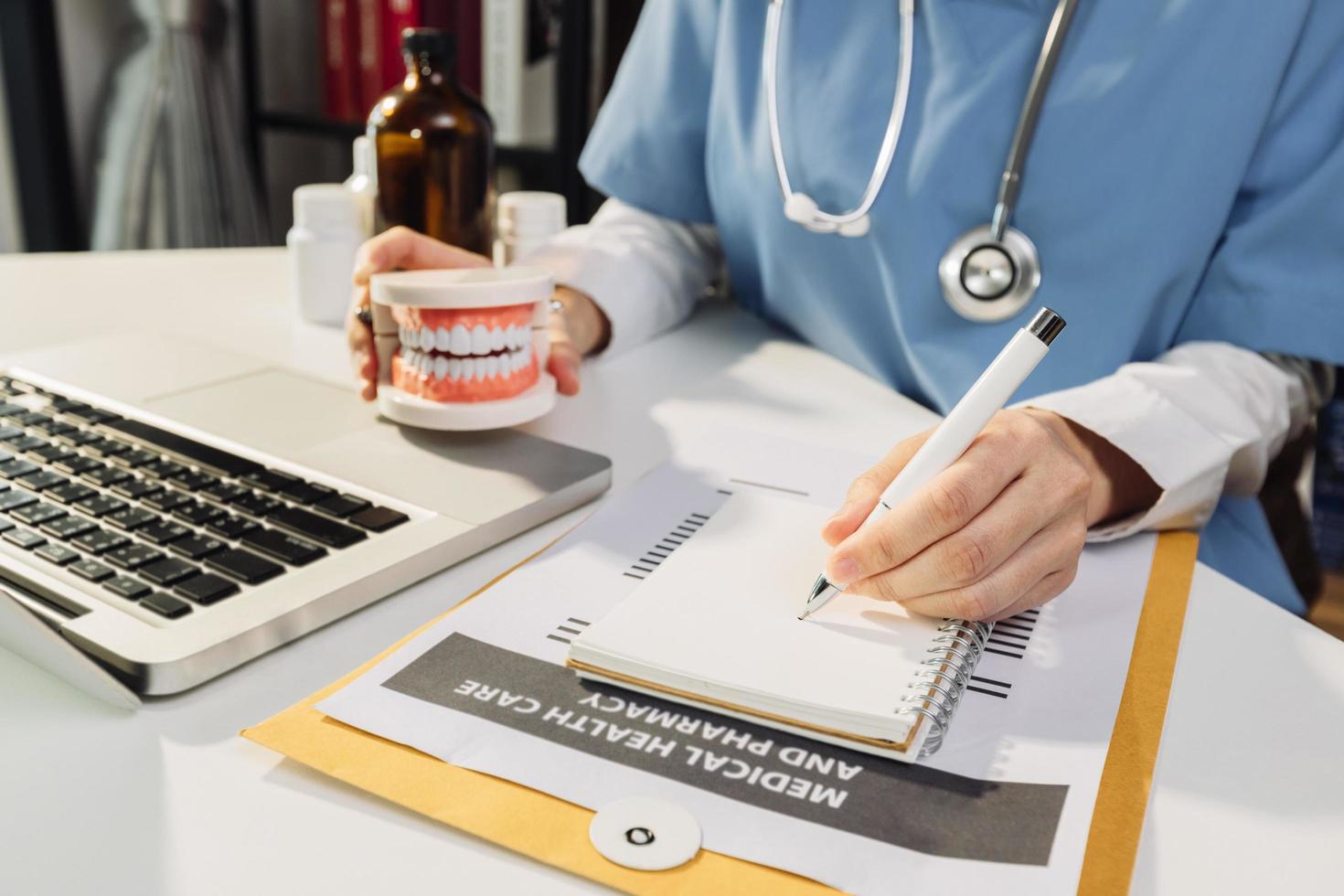 doble exposición del concepto de salud y medicina. médico e interfaz de pantalla virtual moderna. foto