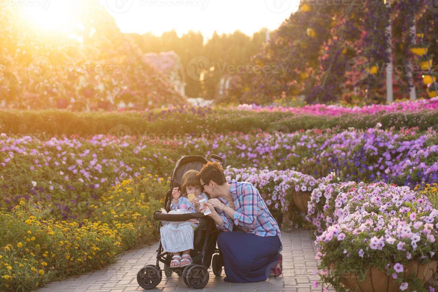 madre e hija en el jardín de flores foto