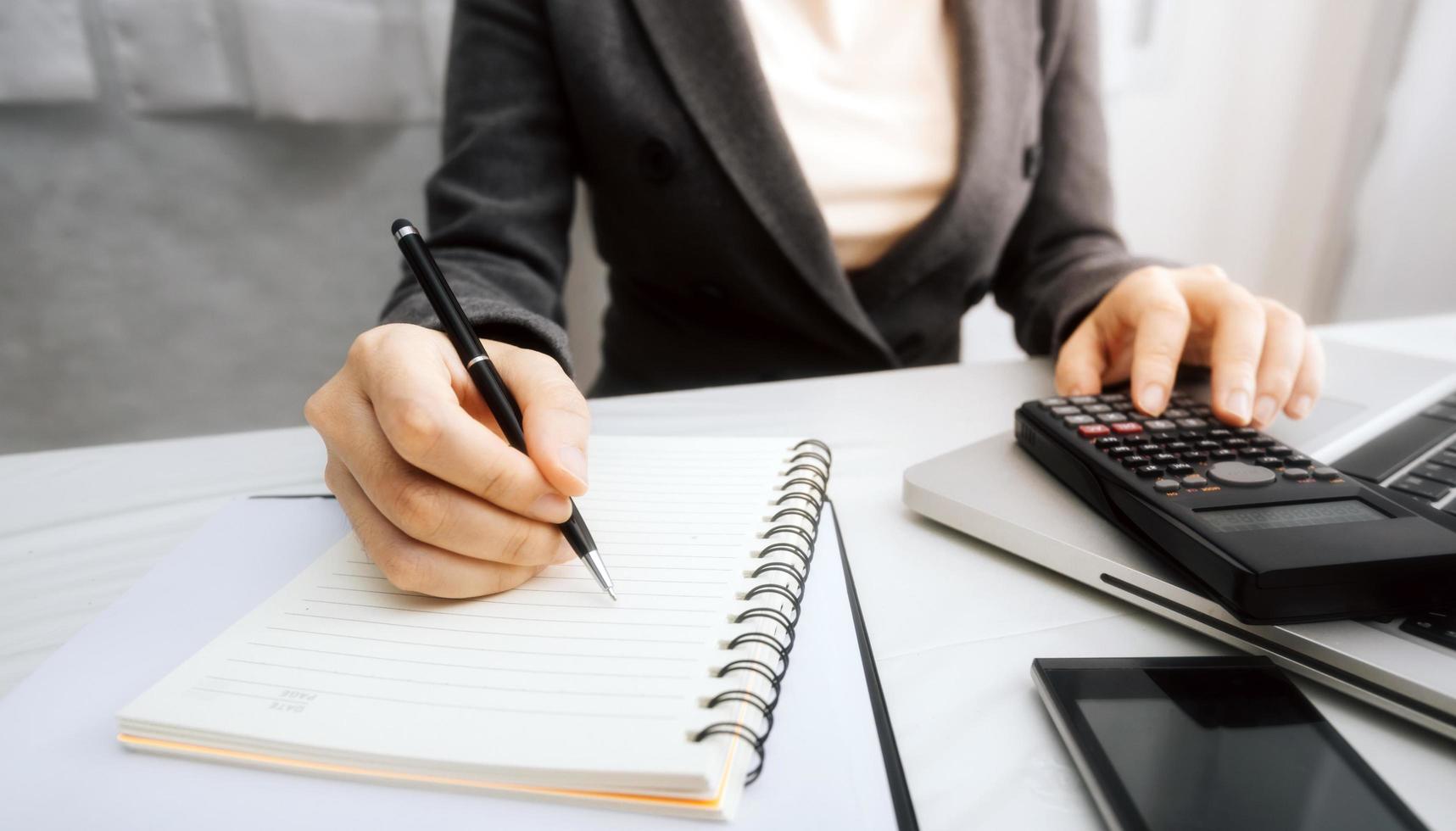 gente de negocios reunida para analizar y discutir y hacer una lluvia de ideas sobre los datos del gráfico del informe financiero en el trabajo en equipo del asesor financiero de la oficina y el concepto de contabilidad. foto