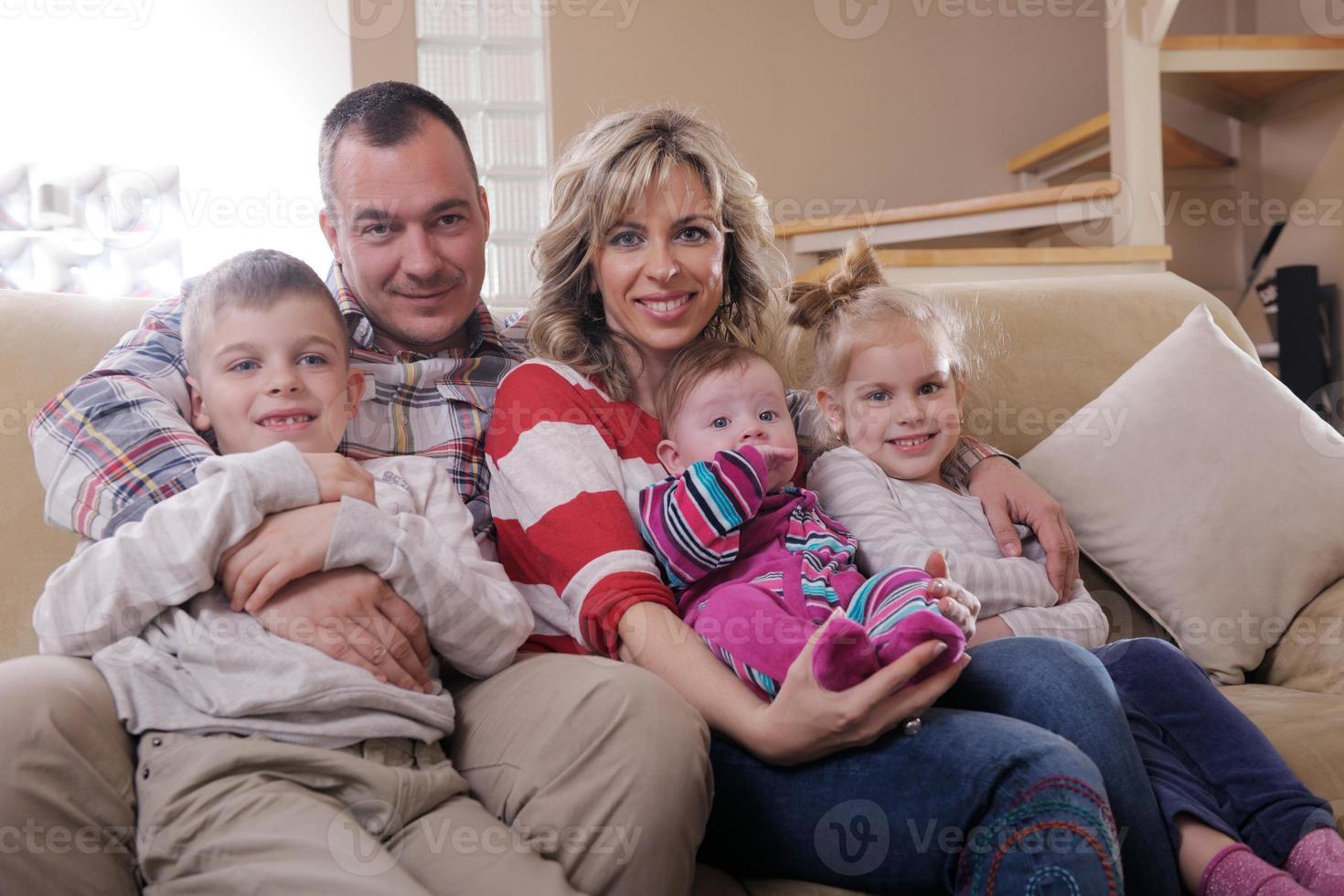 familia joven feliz en casa foto