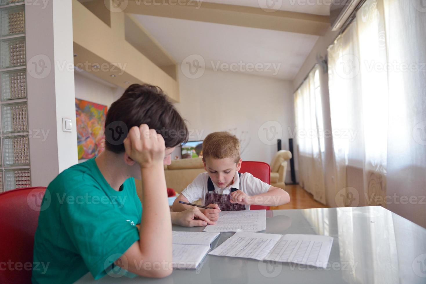 niño haciendo la tarea foto