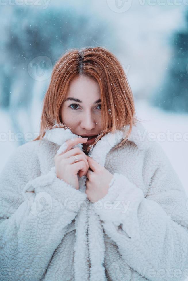 retrato modelo femenino afuera en la primera nieve foto