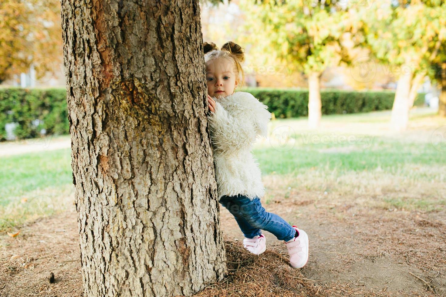 linda niña está jugando al aire libre foto