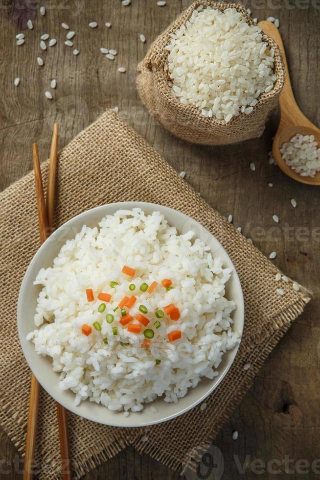 arroz cocido con palillos en un saco foto