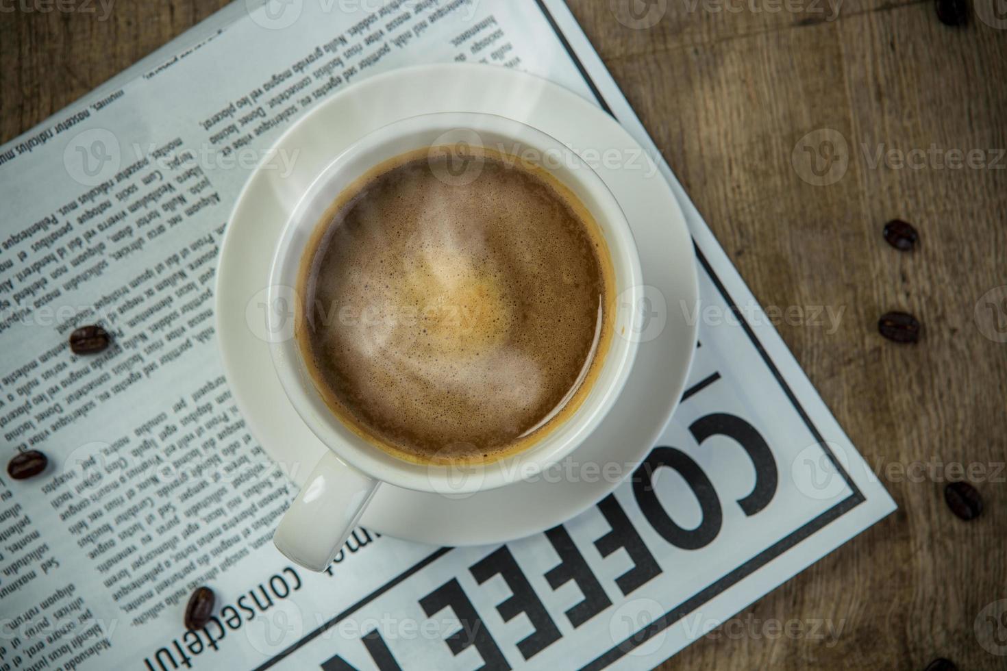 taza de café y periódico para negocios foto