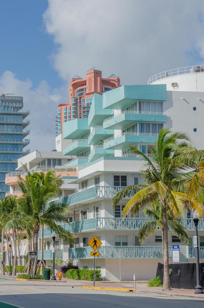 la arquitectura única y los colores vibrantes hacen de south beach, florida, un destino divertido. foto