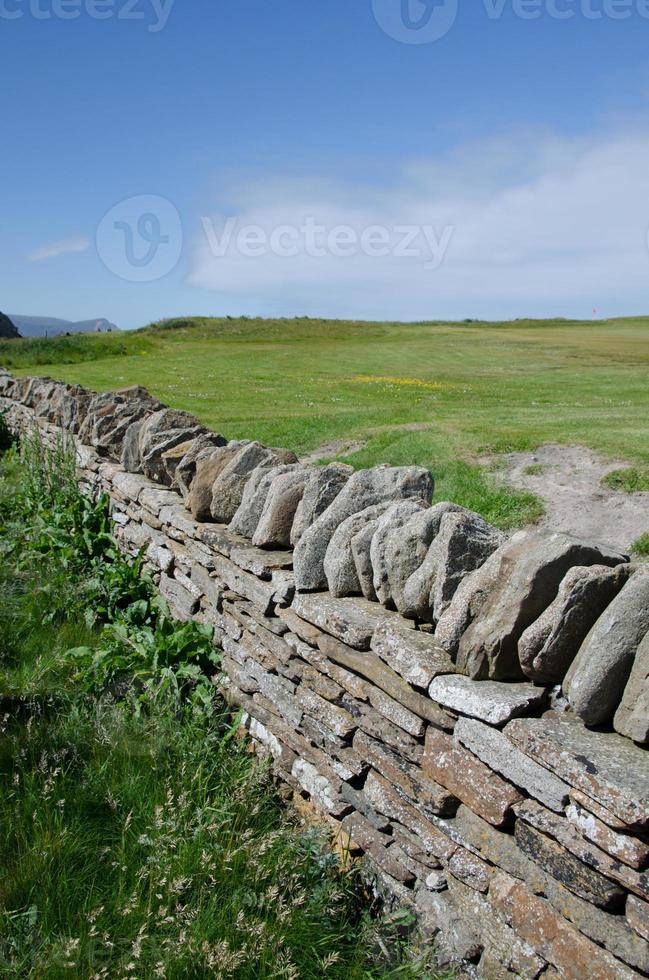 un muro de piedra apilado en seco en stromness, orkney. foto