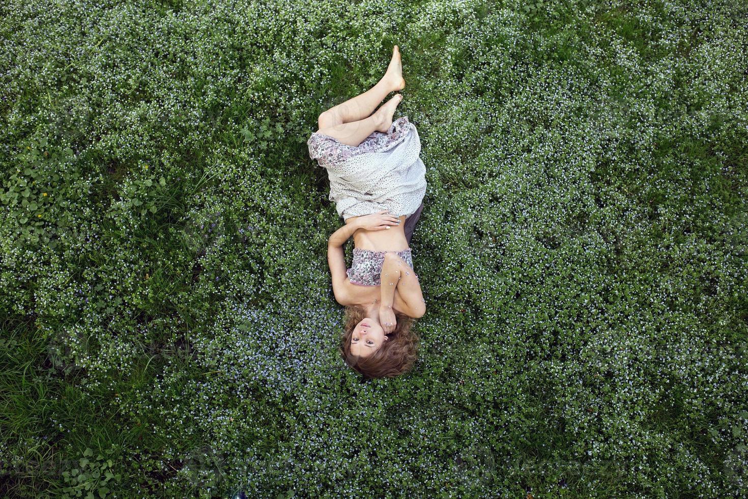 niña en el jardín disparada desde arriba foto