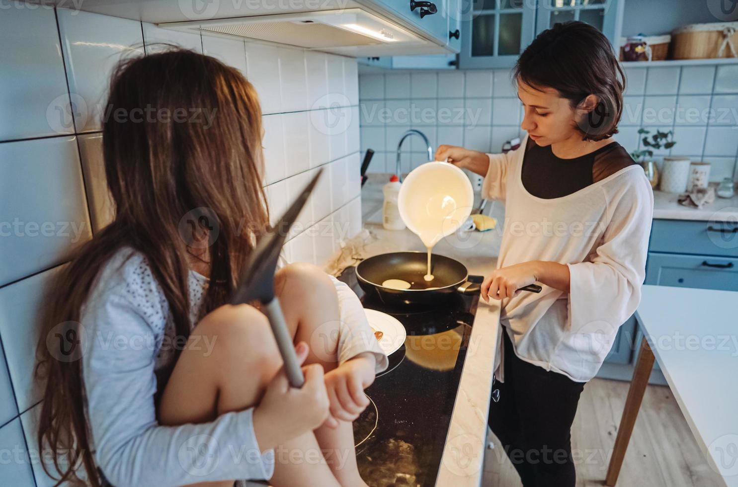 familia feliz cocinar juntos en la cocina foto