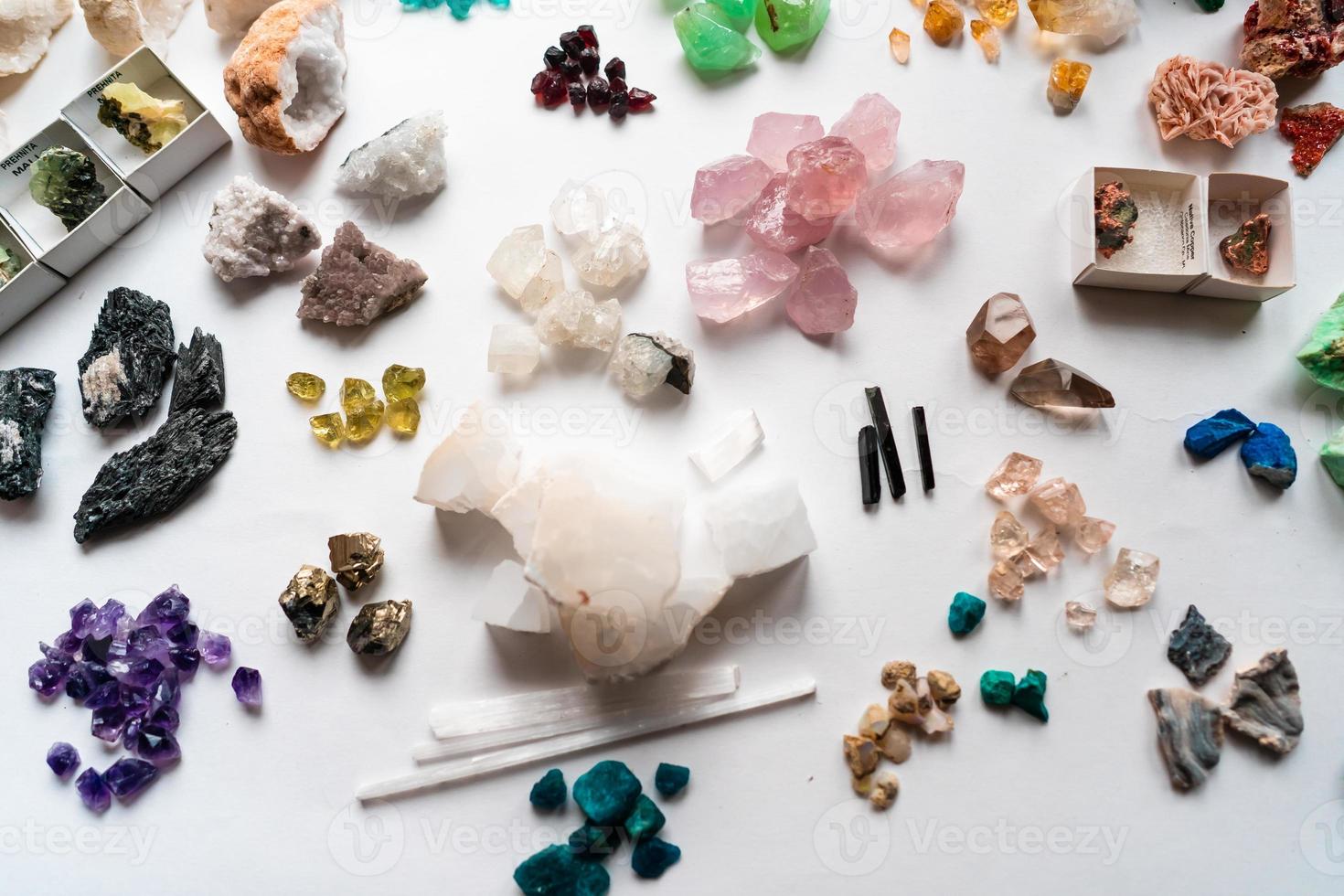 colección de hermosas piedras preciosas sobre mesa blanca. foto