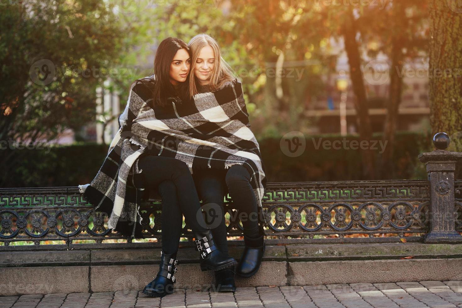 dos hermosas en el parque, posando para la cámara foto