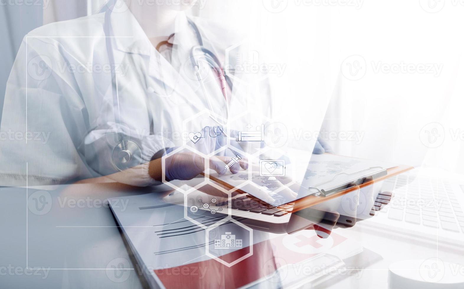 médico de medicina y estetoscopio tocando el icono conexión de red médica con interfaz moderna en tableta digital en el fondo del hospital. concepto de red de tecnología médica foto