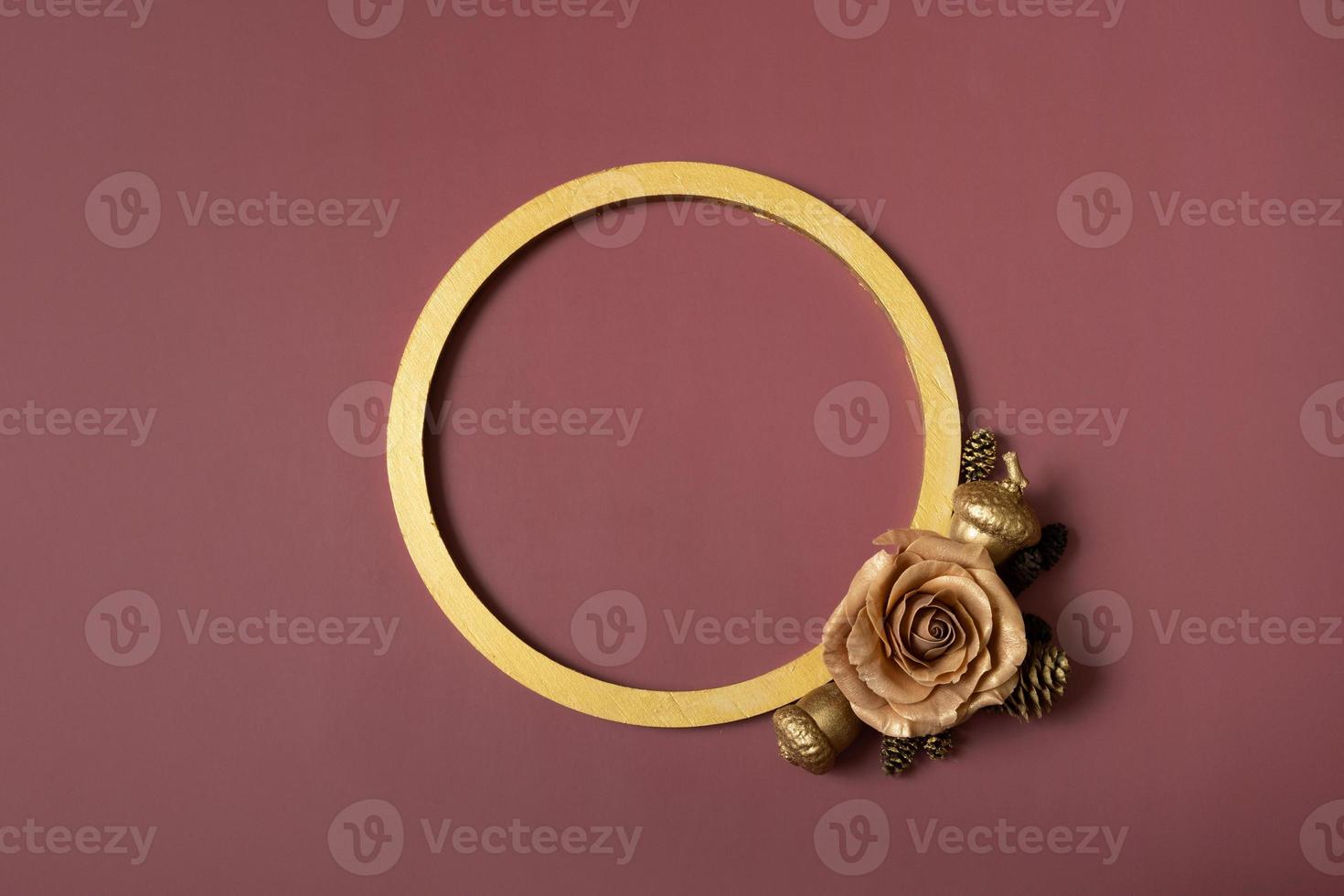 anillo dorado y rosa dorada sobre un fondo marrón. endecha plana, vista superior, espacio de copia foto
