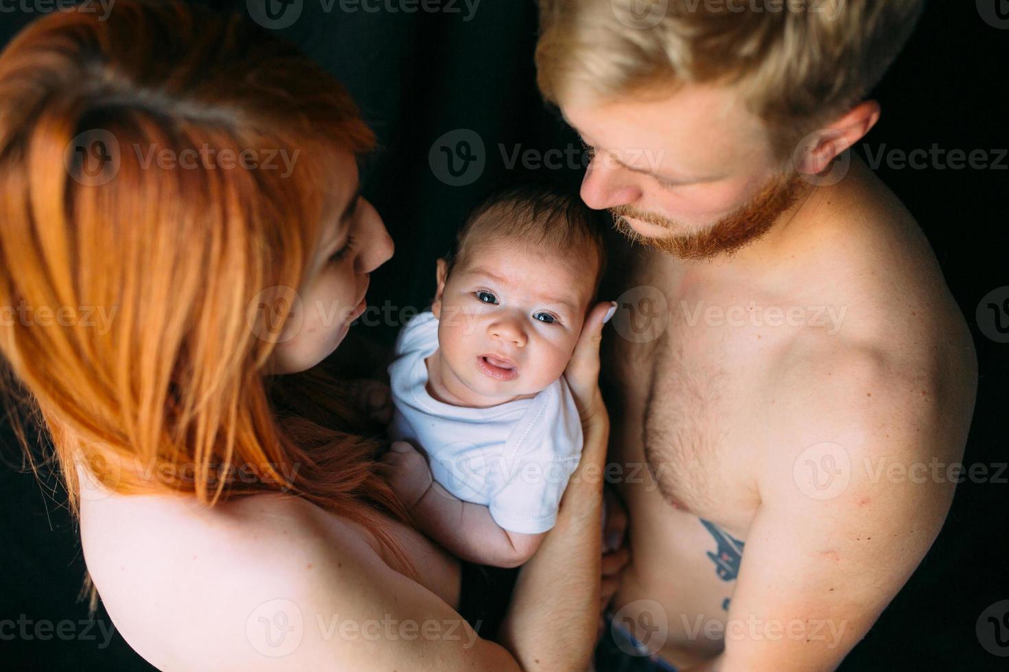 familia feliz sobre un fondo negro foto