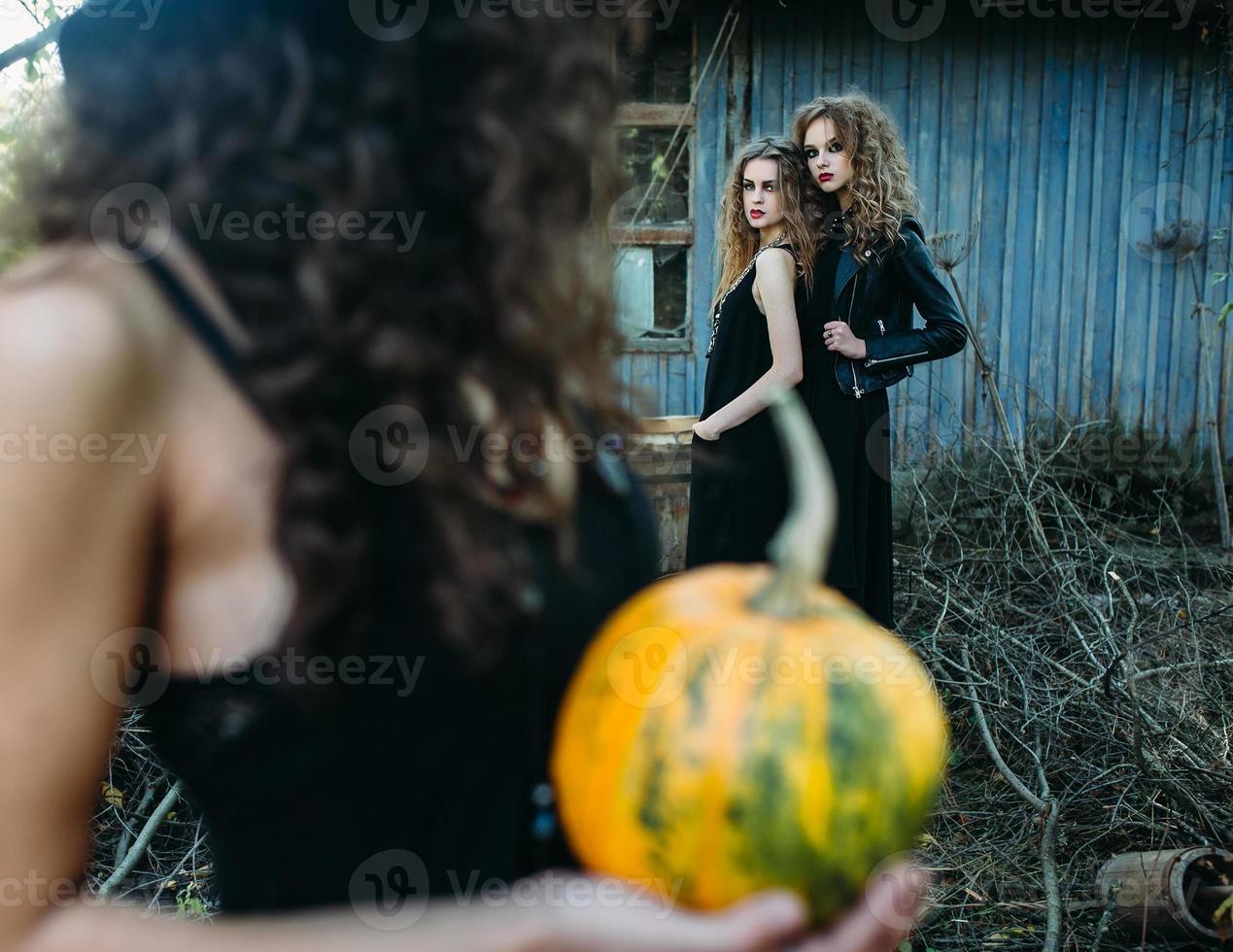 tres mujeres vintage como brujas foto